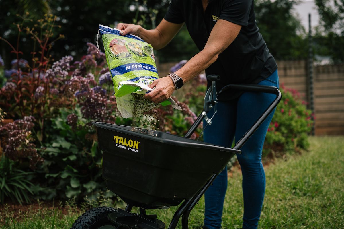 Talon - Fertilizer Spreader - 35kg with pneumatic wheels